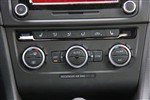 Golf运动型敞篷轿车中控台空调控制键图片